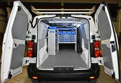 01_Oprema vozila Opel Vivaro 2019 z nosilci kovčkov